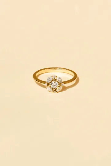 The Sapphire ring in 18k white gold set with an oval-cut sapphire and accompanied by a gradient of marquise-cut diamonds.