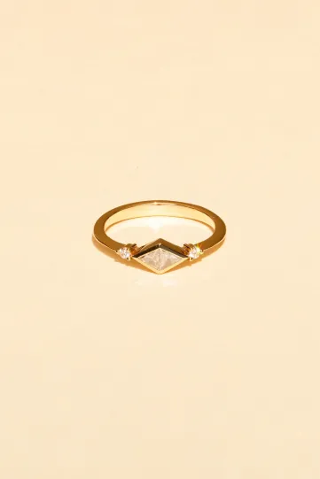 The Xuan ring, in 18k yellow gold, set with a trompe l'oeil triangle-cut diamond and accompanied by brilliant diamonds.