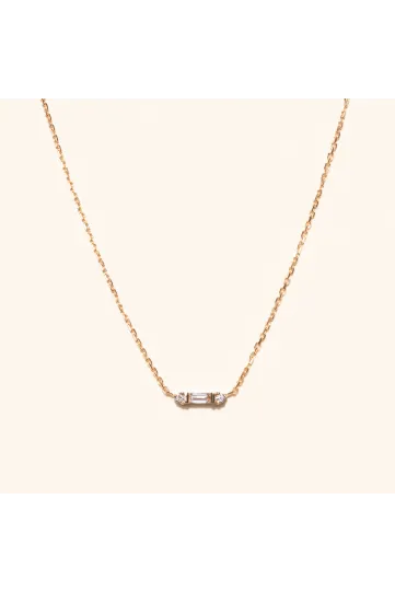The Nessa necklace in 18k rose gold set with a baguette diamond and accompanied by brilliant-cut diamonds.