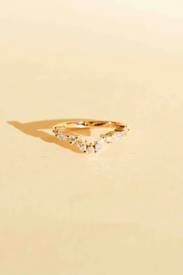 <p>The Sarah ring in 750‰ yellow gold, set with marquise and brilliant-cut diamonds.</p>