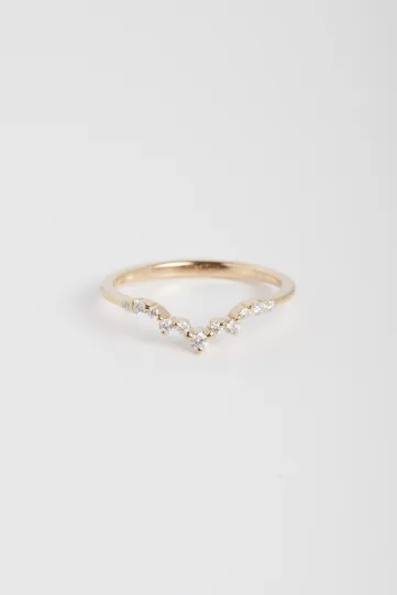 <p>The Petite Lumière ring in 750‰ rose gold set with alternating brilliant-cut diamonds.</p>
