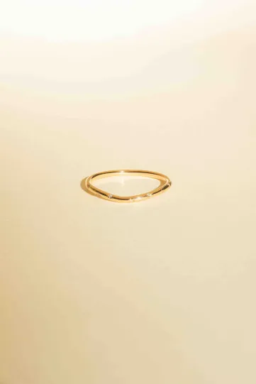 <p>The Curved Douce ring in 750‰ rose gold, hand-engraved with starry patterns and 3 round-cut diamonds </p>