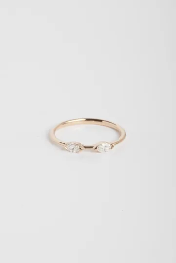<p>La bague Hana Bis S en or rose 750‰ sertie de deux diamants taille marquise.</p>