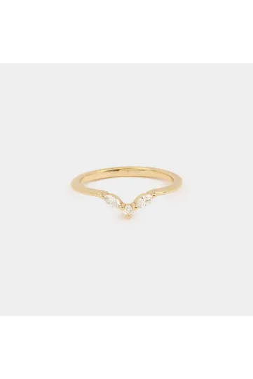 <p>La bague Pauline en or jaune 750‰, sertie de deux diamants taille marquise et d'un diamant taille brillant.</p>