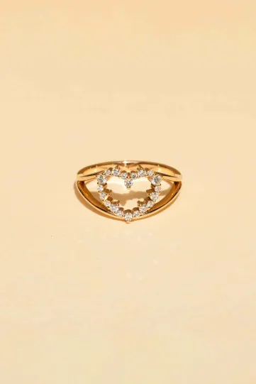 <p>La bague Mon Petit Coeur, en or rose 750‰, sertie de diamants taille brillant formant un coeur. </p>