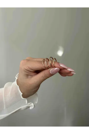 <p>The Douce curved ring in 750‰ rose gold, featuring a gradient of 3 brillant-cut diamonds, hand-engraved with starry patterns. </p>