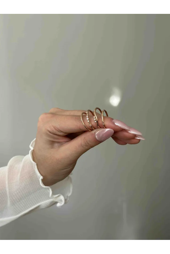 Leïla Buecher - Douce Curved Ring with 3 Diamonds in Rose Gold