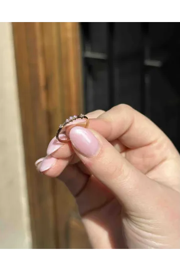 <p><span style="font-size:medium;">Bague Douce Droite en or rose 750 millièmes composée de 5 diamants taille brillant sertis par des griffes et 4 diamants taille brillant sertis en étoile</span></p>