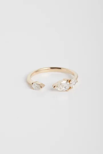 The Gwen M ring in 750‰ rose gold set with a central pear-cut diamond, accompanied by pear-cut diamonds.