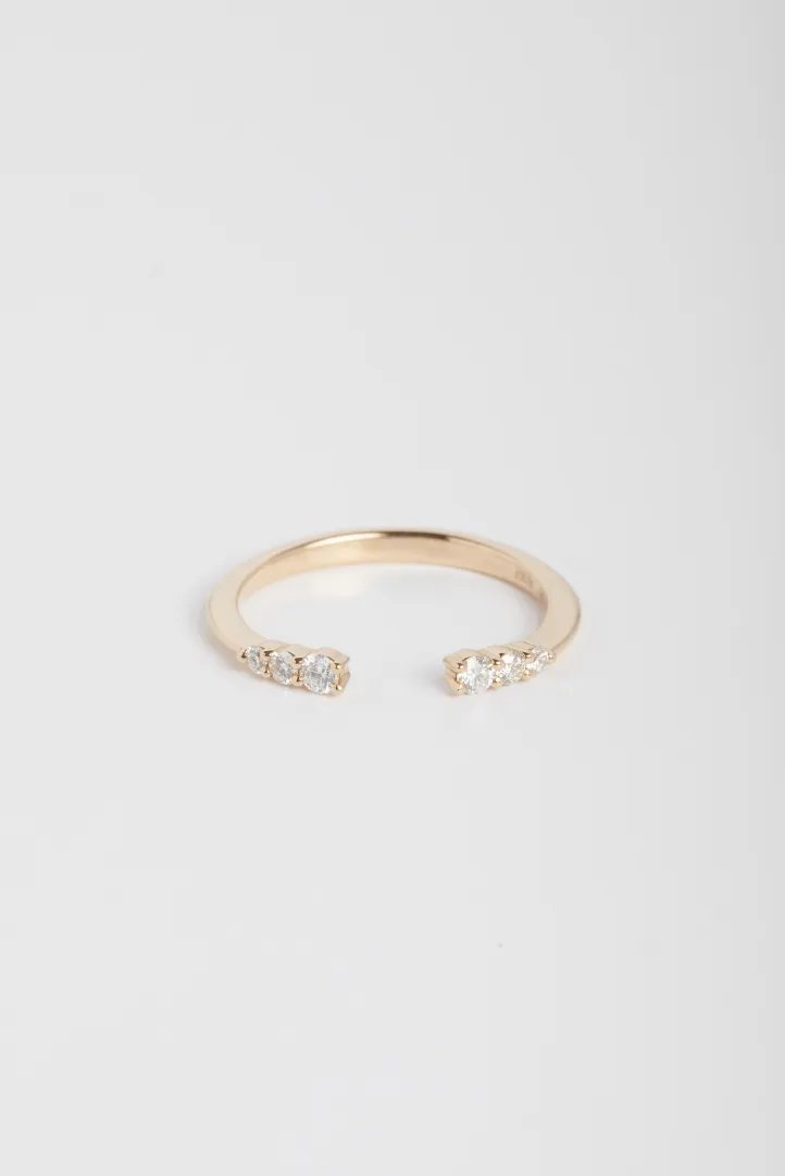 La bague ouverte, Monica en or rose 750‰, sertie d'un dégradé de diamants taille brillant. La bague ouverte, Monica en or rose 750‰, sertie d'un dégradé de diamants taille brillant.