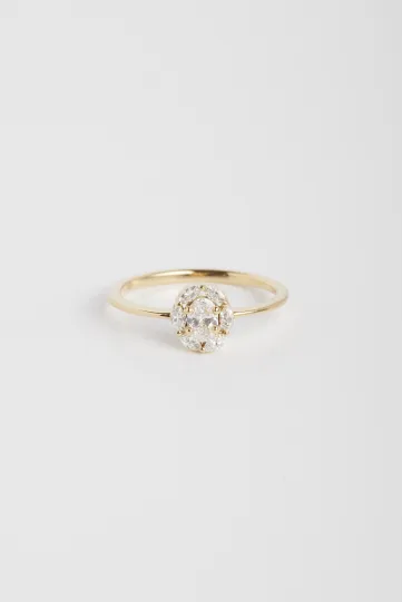 The Madeleine ring in 750‰ yellow gold set with an oval-cut diamond, accompanied by marquise-cut diamonds.