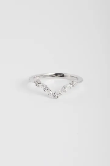 <p>La bague Sarah Vertigineuse, en or 750‰, sertie de diamants taille marquise et brillant. </p>