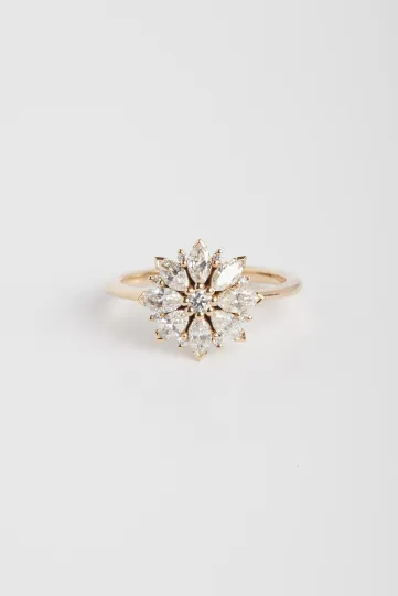 The Léa ring, in 750‰ rose gold, set with marquise and brilliant-cut diamonds.