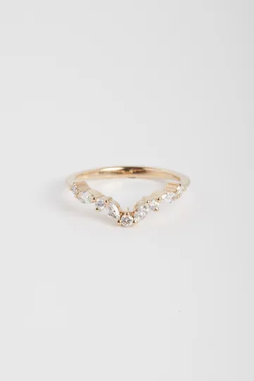 La bague Sarah, en or rose 750‰, sertie de diamants taille marquise et brillant.