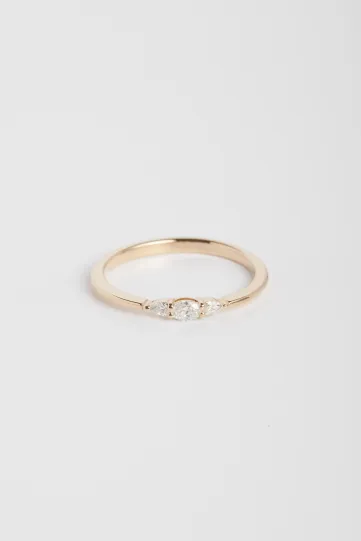 La bague Lou, en or rose 750‰, sertie d'un diamants taille ovale et accompagné de deux diamants taille poire.