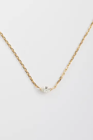 Le collier Hana en or jaune 750‰ et serti d'un diamant taille marquise.