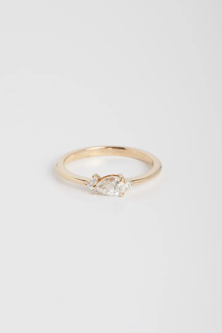 La bague Viridiana S, en or rose 750‰, sertie d'un diamant taille poire et accompagné de diamants taille brillant. La bague Viridiana S, en or rose 750‰, sertie d'un diamant taille poire et accompagné de diamants taille brillant.