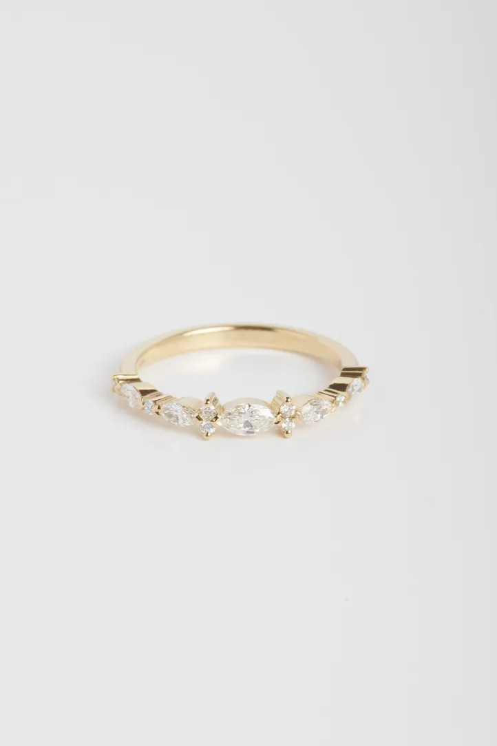 Bague Demi-tour Anneau fin or jaune 18 carats Brillant Diamant naturel taille Marquise monture Solitaire épaulé Bague Demi-tour Anneau fin or jaune 18 carats Brillant Diamant naturel taille Marquise monture Solitaire épaulé