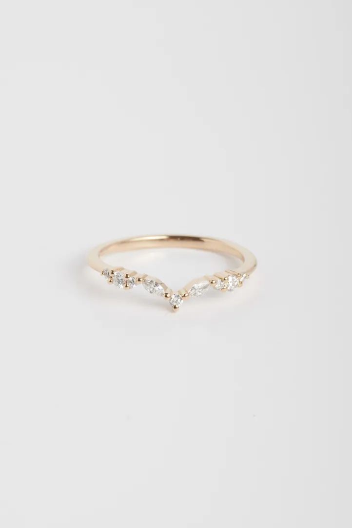 La bague Agathe en or rose 750‰ sertie de diamants taille marquise et taille brillant. La bague Agathe en or rose 750‰ sertie de diamants taille marquise et taille brillant.