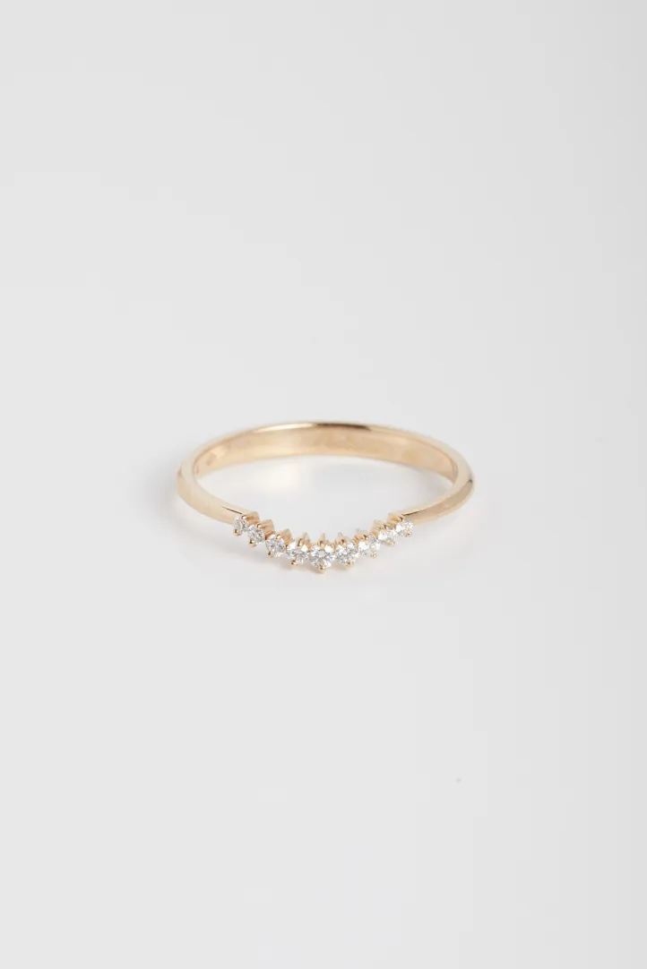 La bague incurvée Stella en or rose 750‰ sertie de diamants taille brillant. La bague incurvée Stella en or rose 750‰ sertie de diamants taille brillant.