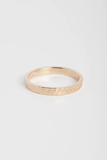 La bague Mahé, en or 750‰ ciselée à la main d'un motif "écailles".