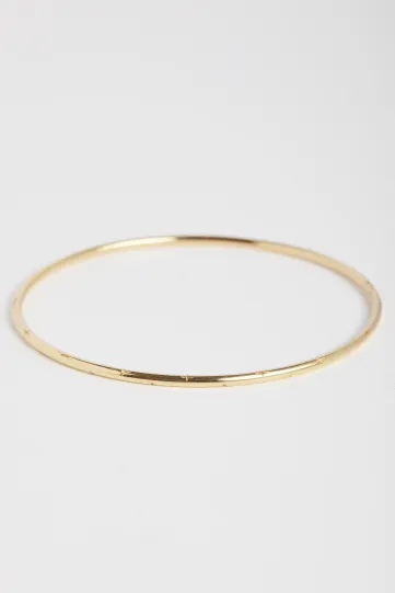 The Douce bracelet in 18k yellow gold engraved by hand with starry motifs.
