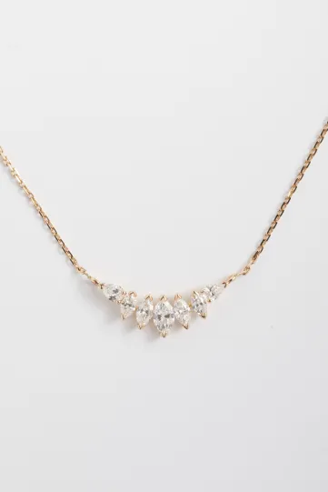 Le collier Romy, en or 750‰, serti d'un dégradé de diamants taille marquise et accompagné de diamants taille poire.