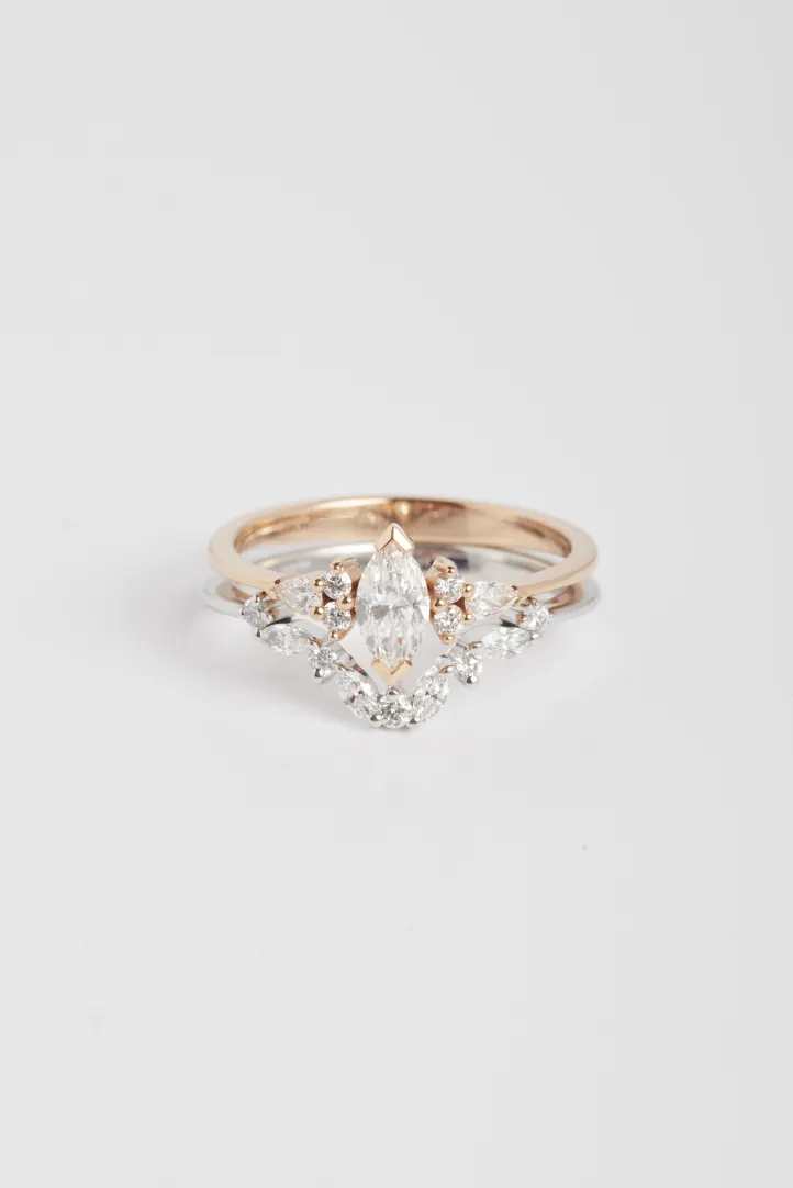 Bague de Fiançailles Courbée Mini anneau or jaune 18 carats Brillant Diamant naturel taille Marquise monture Marguerite Bague de Fiançailles Courbée Mini anneau or jaune 18 carats Brillant Diamant naturel taille Marquise monture Marguerite