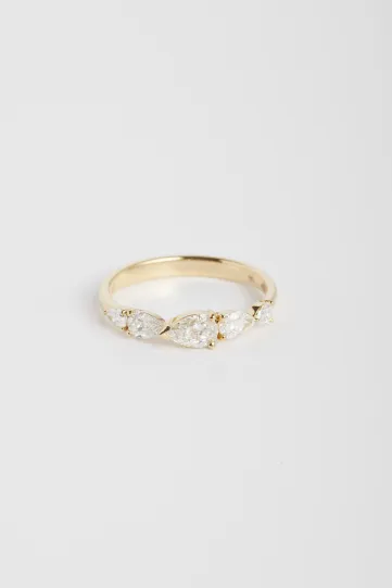 La bague Ibtissame, en or rose 750‰ sertie d'un dégradé de diamants taille poire.