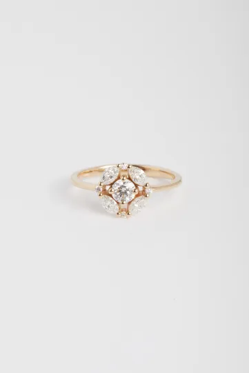 La bague Rina, en or rose 750‰, sertie d'un diamant central taille brillant et accompagné de diamants taille marquise et brillant.