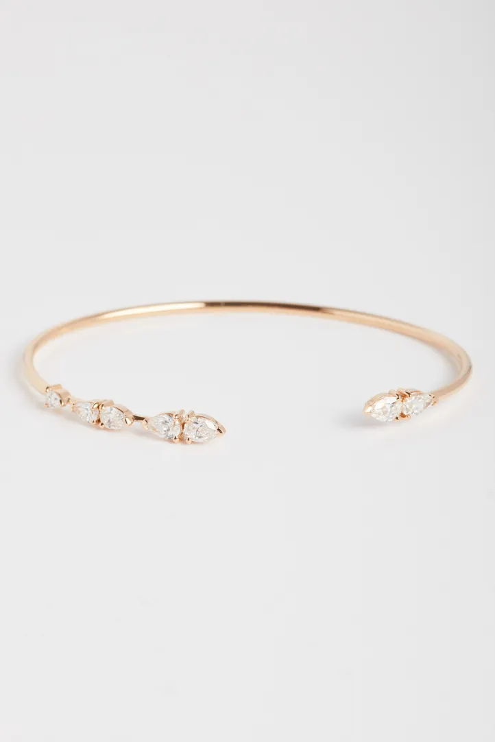 Bracelet Ibtissame L, en or rose 750‰, serti de diamants taille poire. Bracelet Ibtissame L, en or rose 750‰, serti de diamants taille poire.