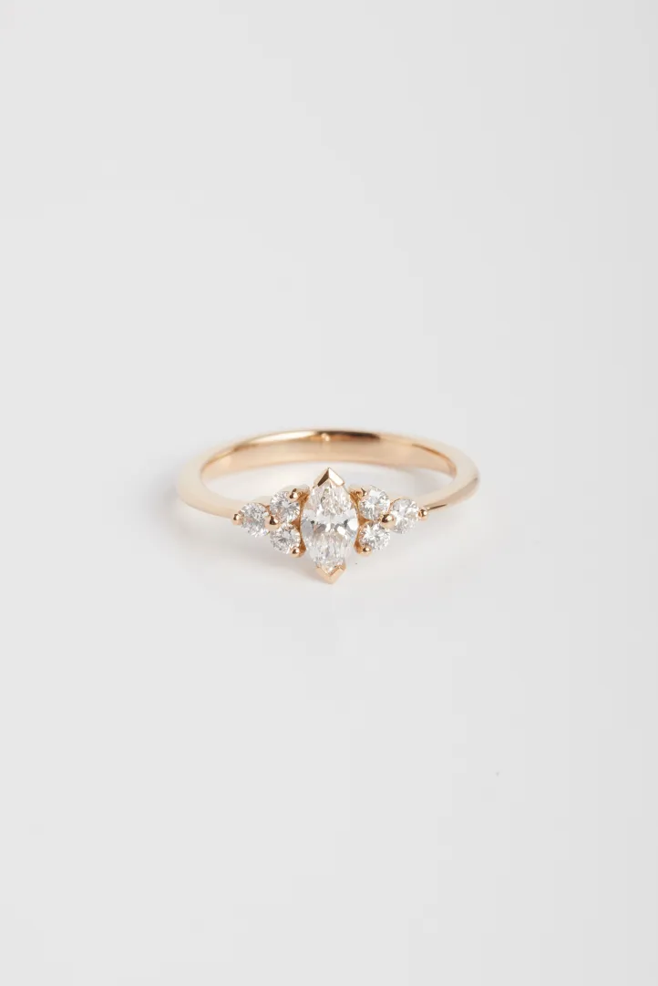 La bague Adeline en or rose 750‰, sertie d'un diamant taille marquise et accompagné de diamants taille brillant La bague Adeline en or rose 750‰, sertie d'un diamant taille marquise et accompagné de diamants taille brillant