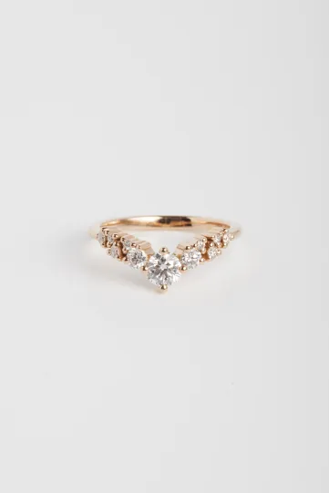 The Anna-Marina ring in 750‰ rose gold set with a central brilliant-cut diamond, accompanied by brilliant-cut diamonds.